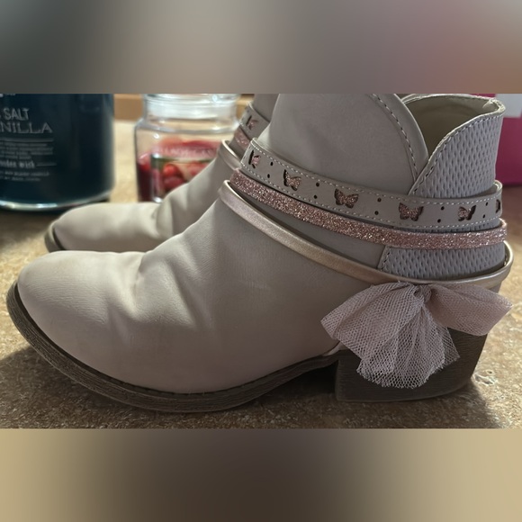 Big Girls size 4 boots - Picture 2 of 2